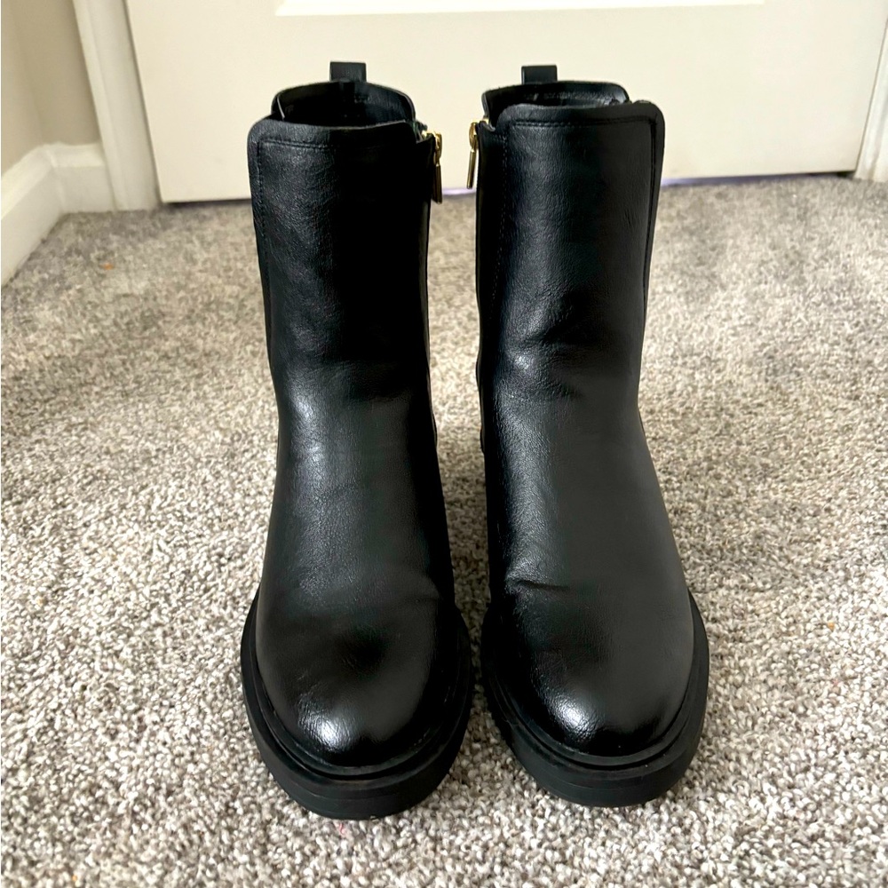 Excellent condition leather Chelsea boots Kenneth Cole Reaction. Comfortable